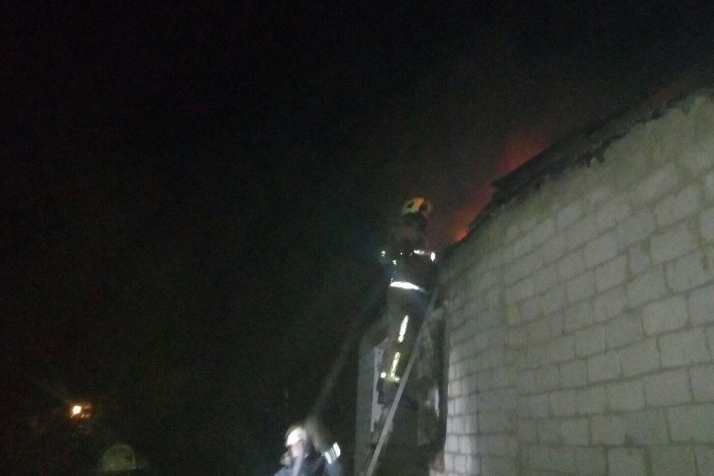 В Купянском районе пожарные 8 часов тушили полыхающий дом (фото)