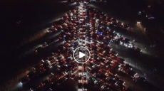 Рекорд Украины установили в Харькове: сотни автомобилей построили «автоелку» (видео)