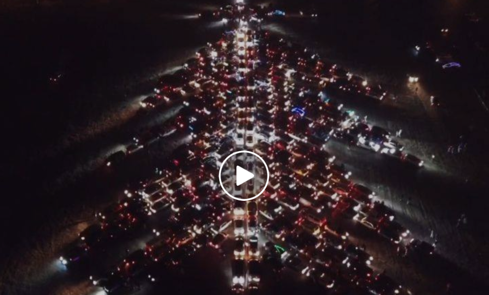 Рекорд Украины установили в Харькове: сотни автомобилей построили «автоелку» (видео)