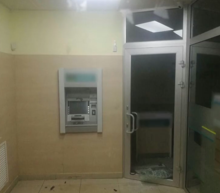 Підірвали банкомат та вкрали гроші: поліція Харкова розшукує злочинців (відео)