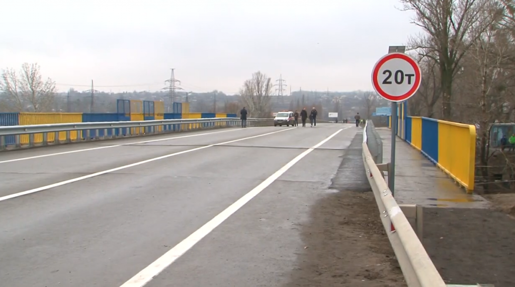 На харківській окружній дорозі обмежили рух відремонтованим мостом (відео)