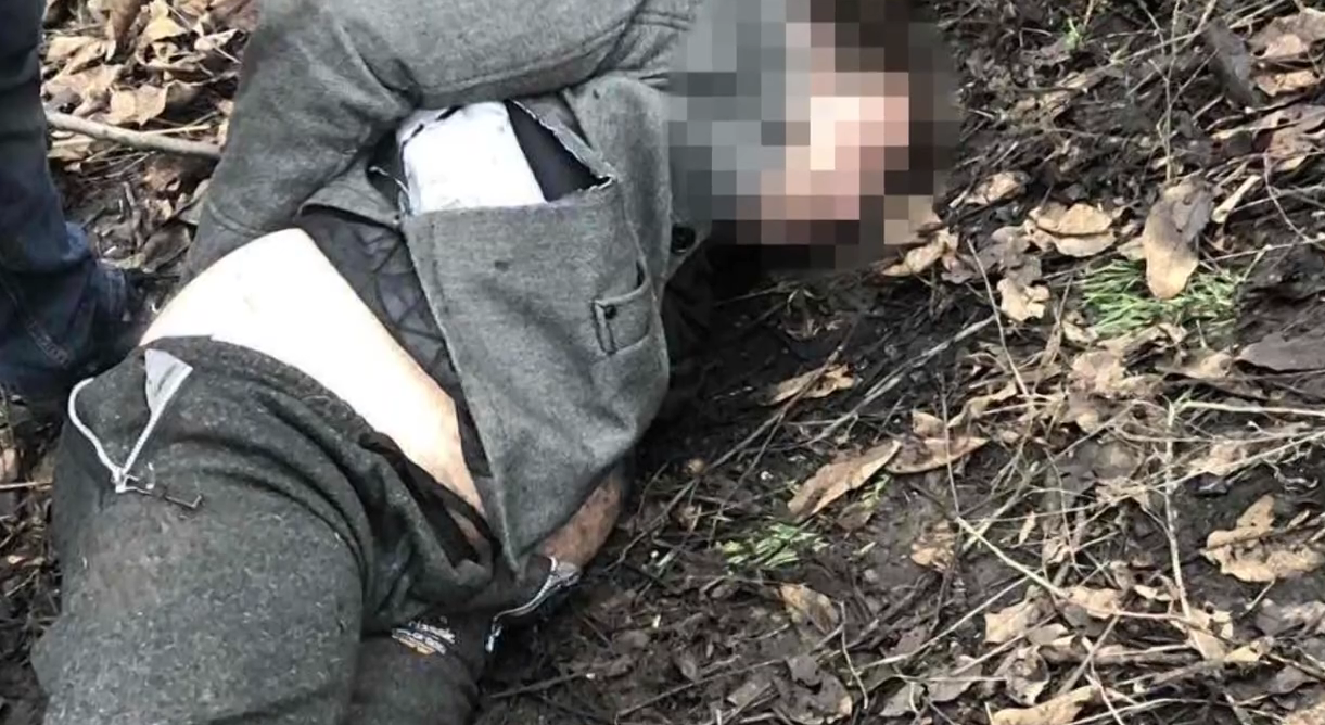 У Харкові поліцейський обміняв себе на заручницю та отримав удар ножем по обличчю (відео)