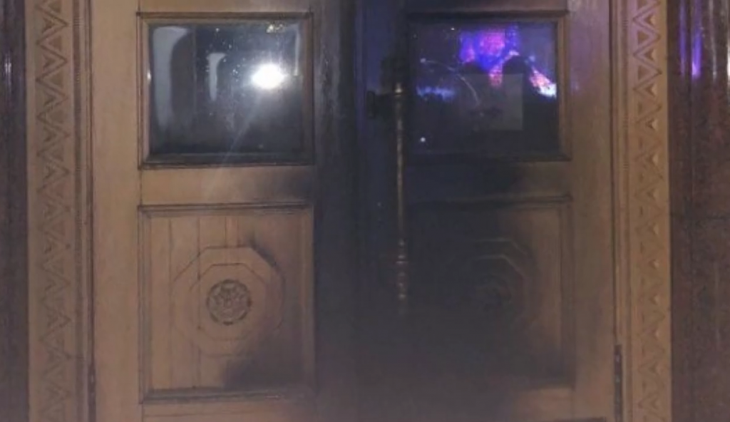 Вимагав зустрічі з Кучером та підпалив двері ХОДА: копи затримали підозрюваного (відео)