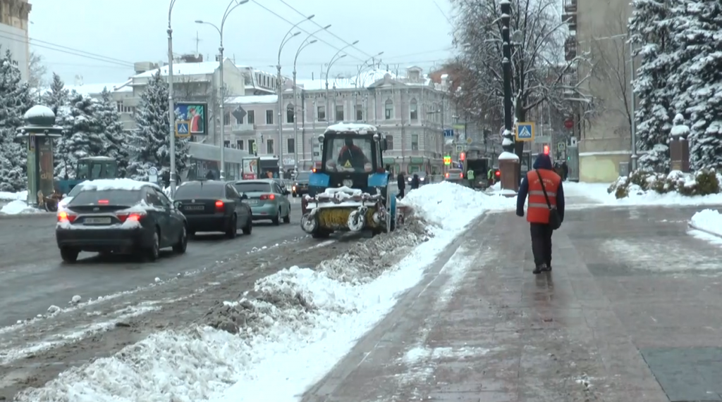 У Харкові перший снігопад: як справляються комунальники (відео)