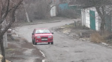 Дорога вулицею Омською перетворює шлях водіїв на смугу перешкод (відео)