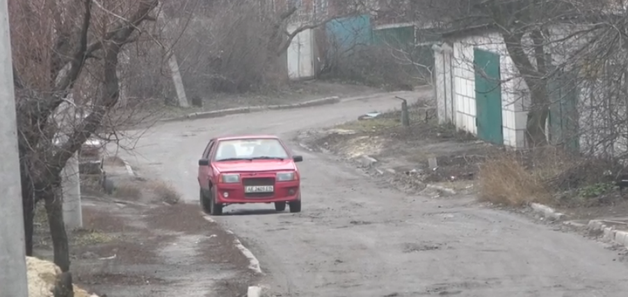 Дорога вулицею Омською перетворює шлях водіїв на смугу перешкод (відео)