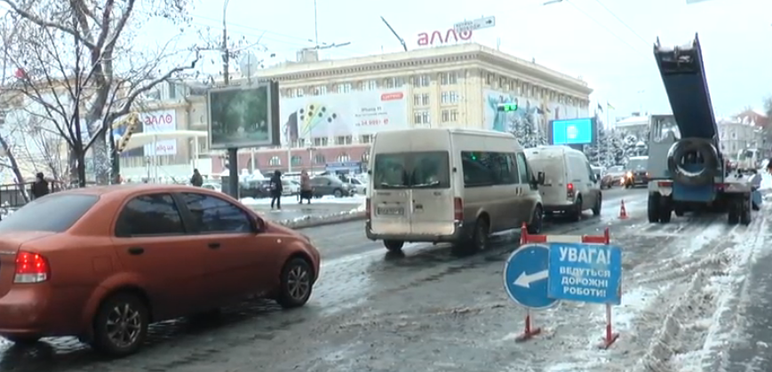 Харків’яни скаржаться на слизькі дороги (відео)