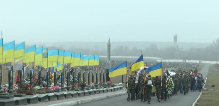 У Харкові поховали нацгвардійця, який загинув під час артобстрілу на Світлодарській дузі (відео)