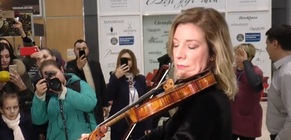 Червона скрипка Страдіварі пролунала у харківському аеропорту (відео)