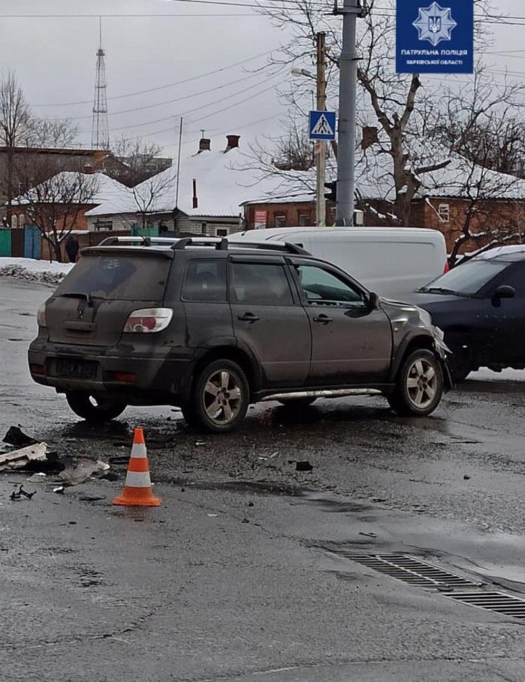 На проспекте Льва Ландау столкнулись два автомобиля (фото)