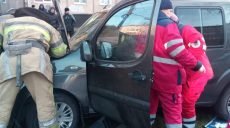 Спасатели вытащили пенсионерку из смятого, в результате ДТП, автомобиля (фото)