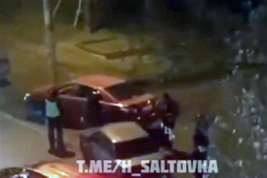 Автомобиль врезался в остановку с людьми в Харькове (видео)