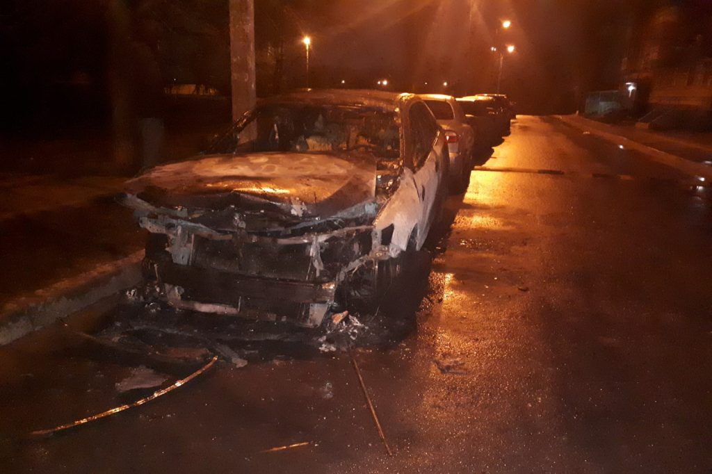 В Харькове сгорела Toyota, припаркованная на ночь во дворе многоэтажки (фото)