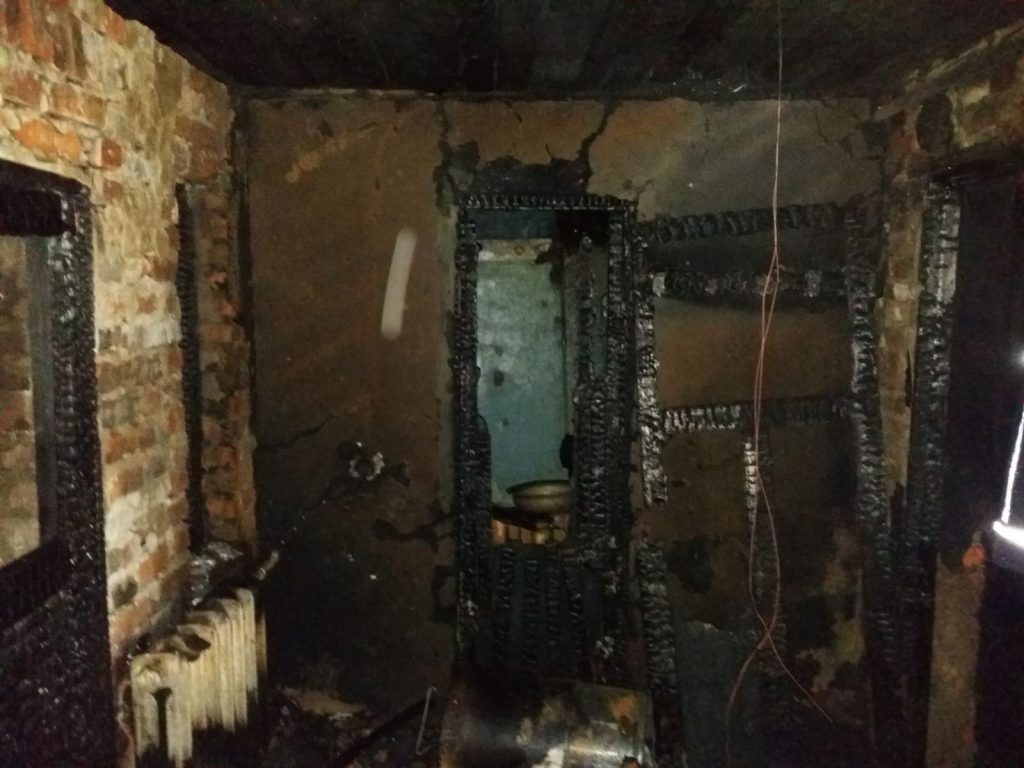 После тушения пожара в доме обнаружено тело человека (фото)