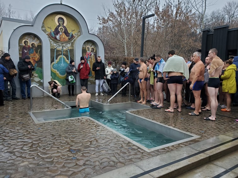 На Крещение в Саржин яр пришли сотни людей (видео, фото)