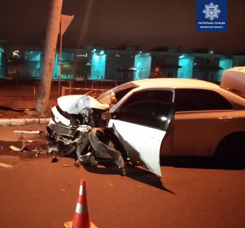 В Харькове Toyota влетела в столб (фото)