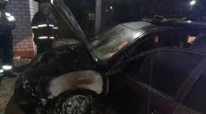 Под Харьковом ночью сгорела Skoda (фото)