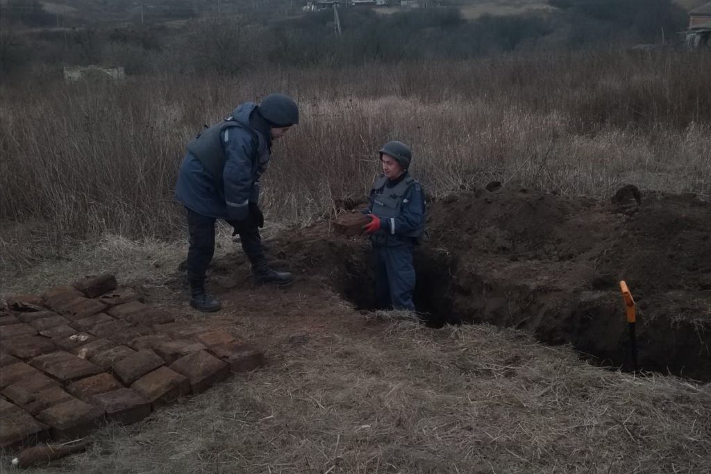 На Харьковщине местные жители искали металолом, а нашли боеприпасы (фото)