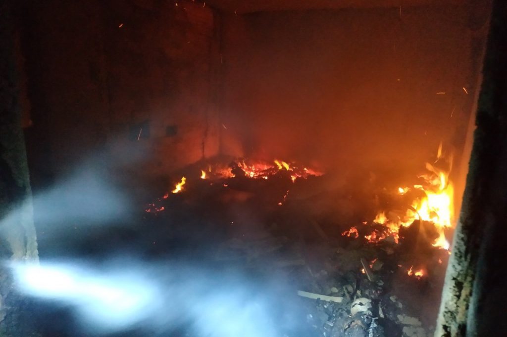 На пепелище сгоревшего дома обнаружили останки двух людей (фото)