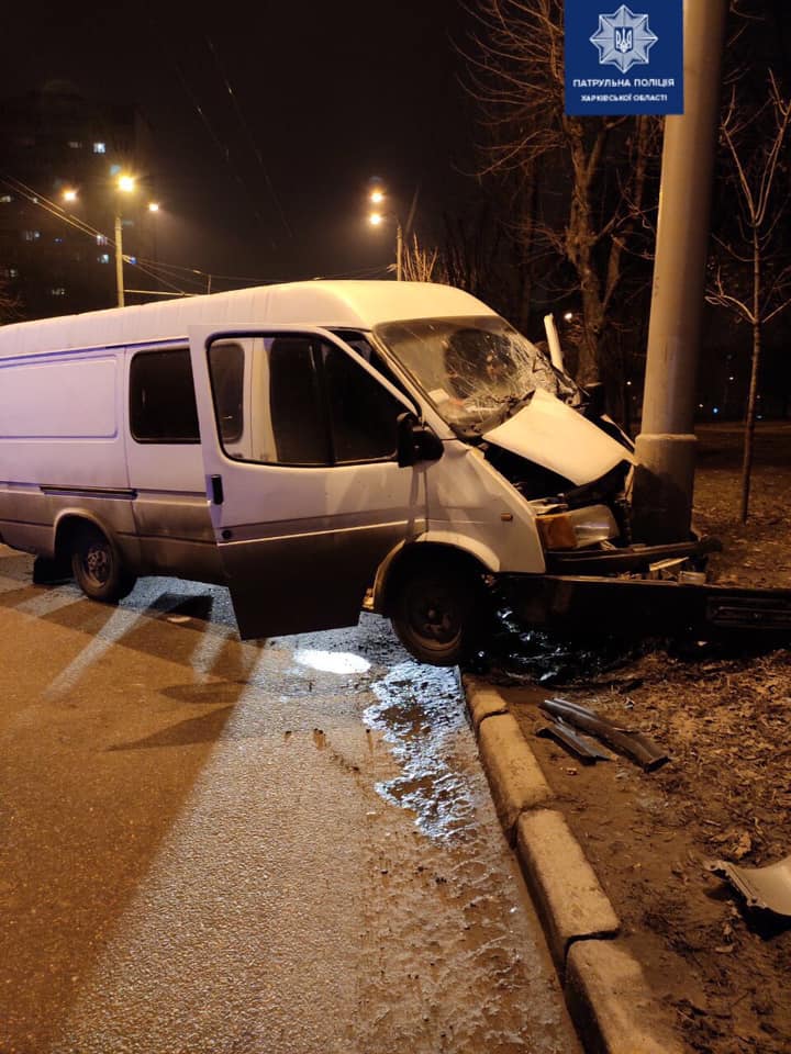 В Харькове очередной водитель врезался в столб (фото)
