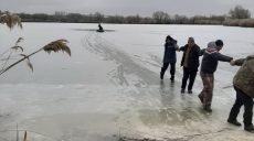 На Харьковщине не смогли спасти местного жителя, провалившегося в прорубь (видео, фото)