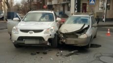 На ул. Каразина водители не поделили перекресток (фото)