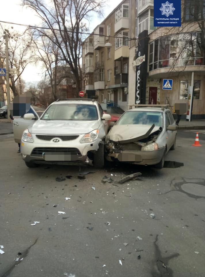 На ул. Каразина водители не поделили перекресток (фото)