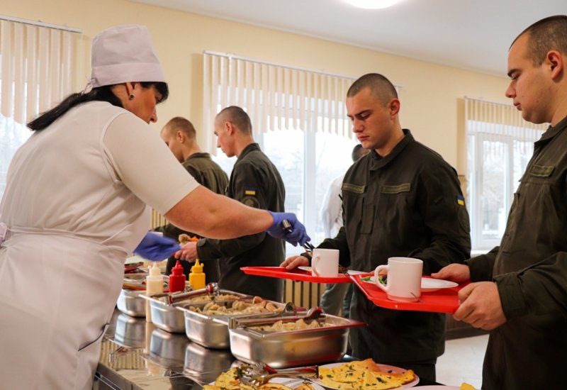 Харьковских нацгвардейцев стали лучше и разнообразнее кормить (видео, фото)