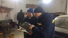 Спасатели проверяют гаражи после пожара с гибелью человека