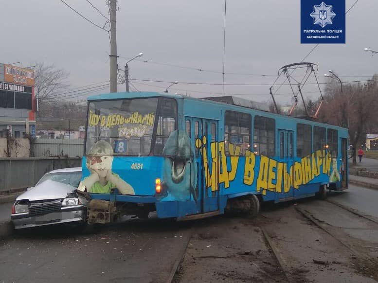 На ул. Плехановской трамвай столкнулся с легковушкой (фото)
