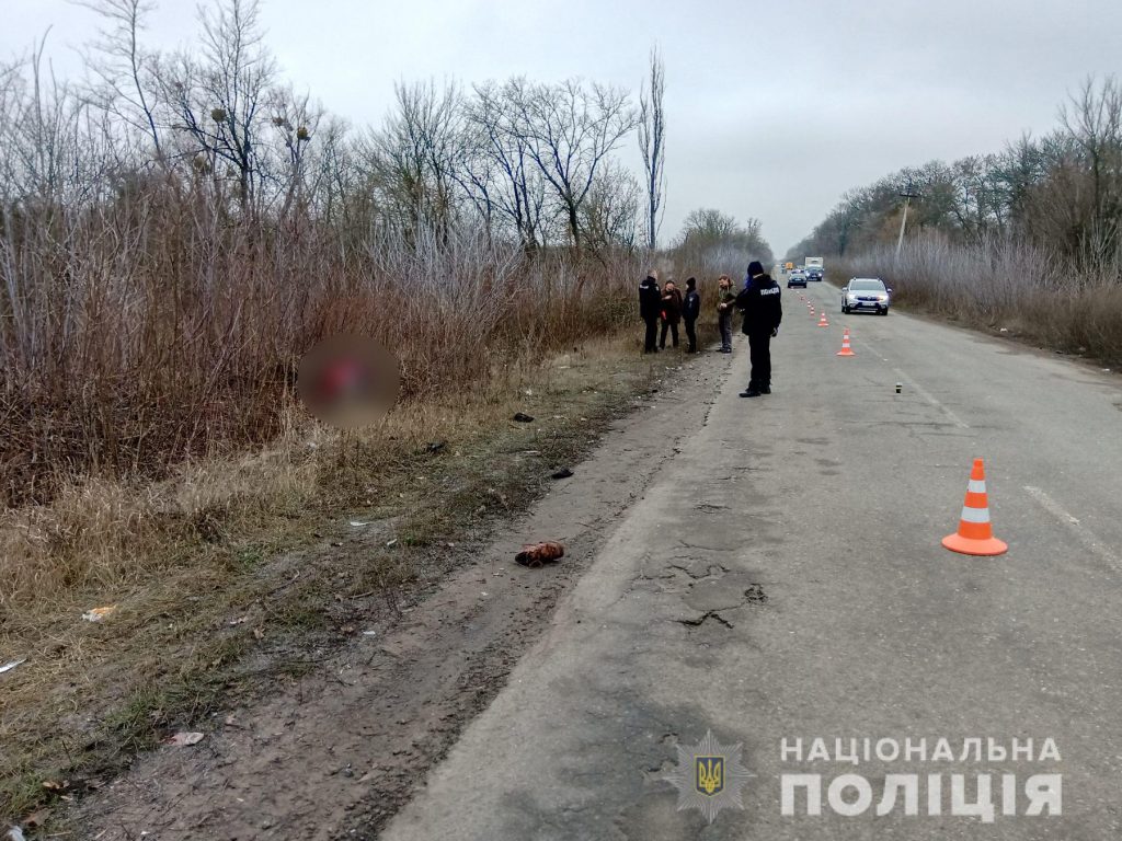 На обочине на Харьковщине найдено два трупа. Полиция подозревает ДТП