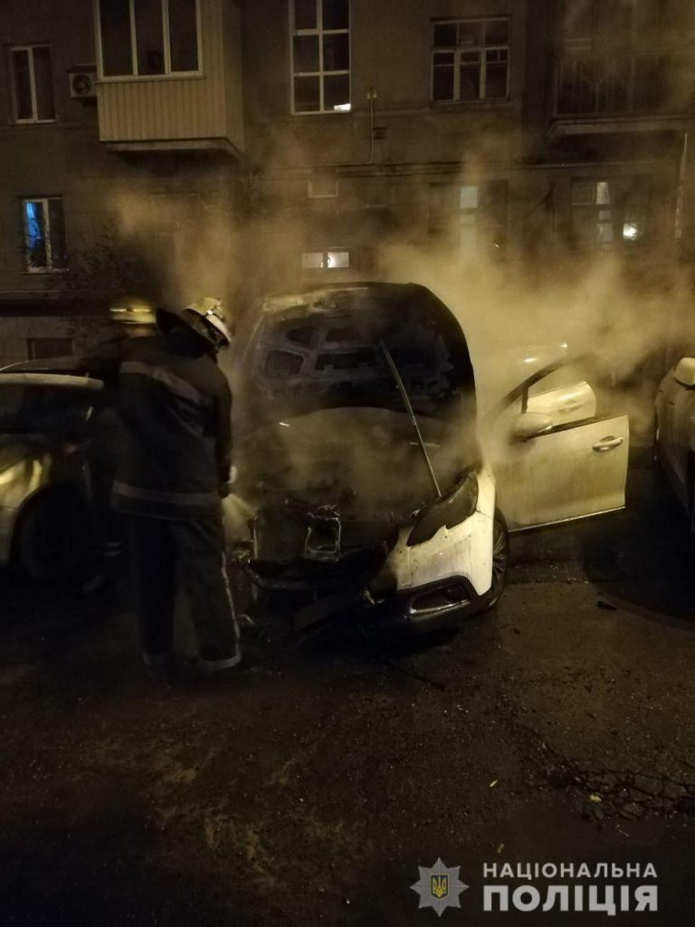 На улице Чичибабина сгорел Peugeot. Возможен поджог (фото)