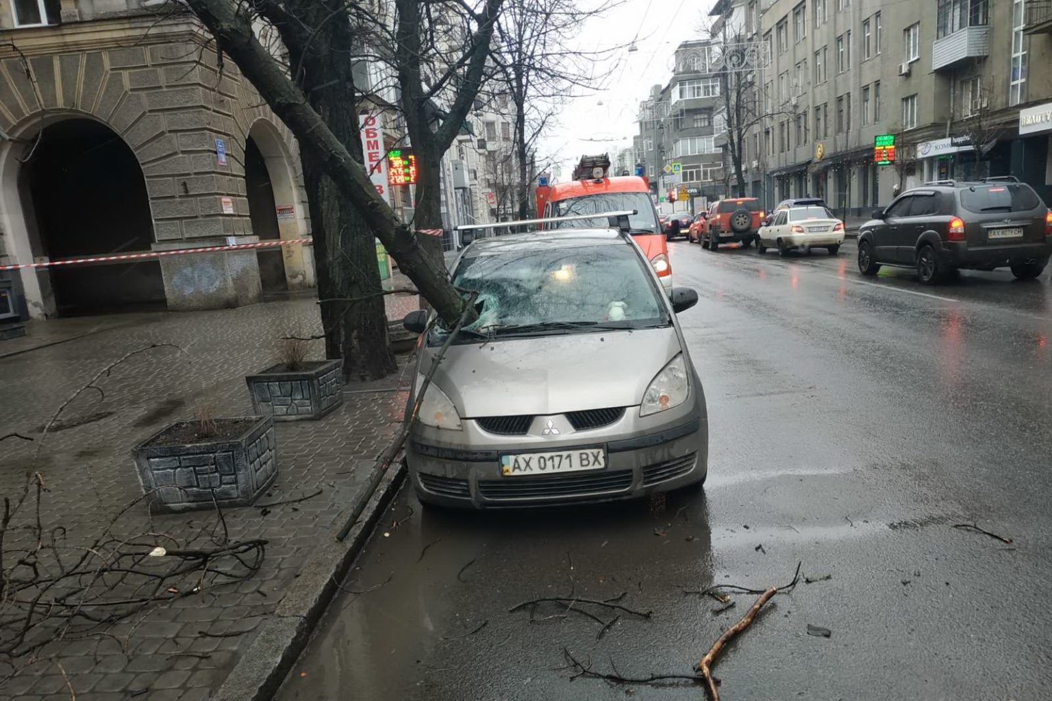 В Харькове ликвидируют последствия ночной и утренней непогоды