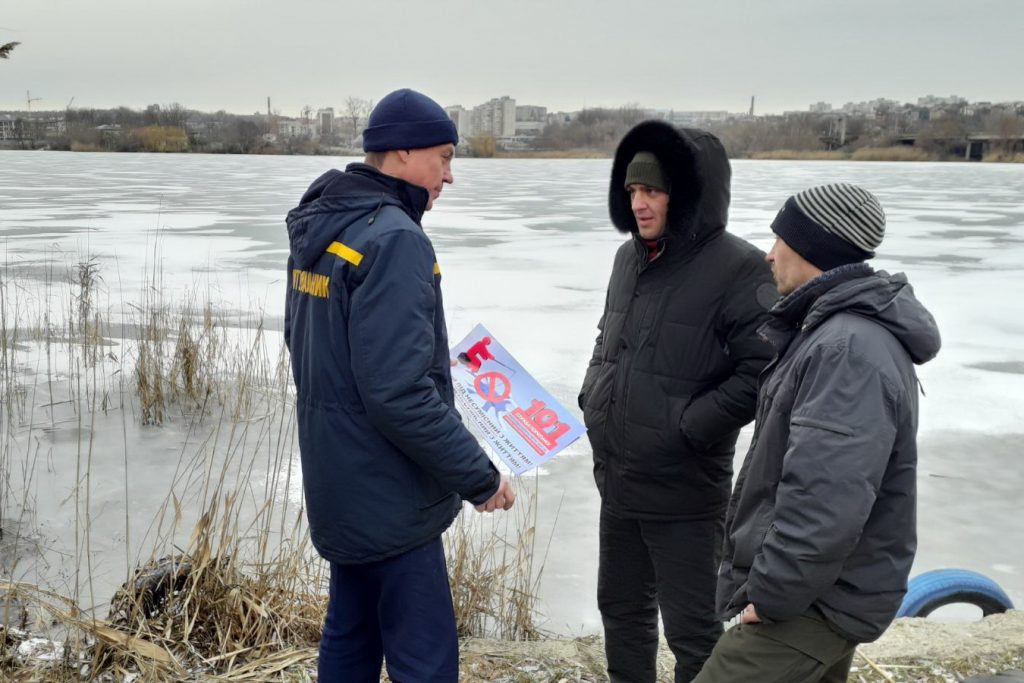 Спасатели предупреждают об опасности выхода на лед