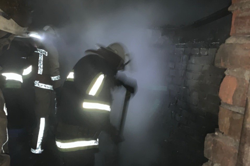 Спасатели потушили крупный пожар в частном доме под Харьковом (фото)