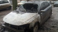 В Харькове во дворе пятиэтажки сгорел Volkswagen