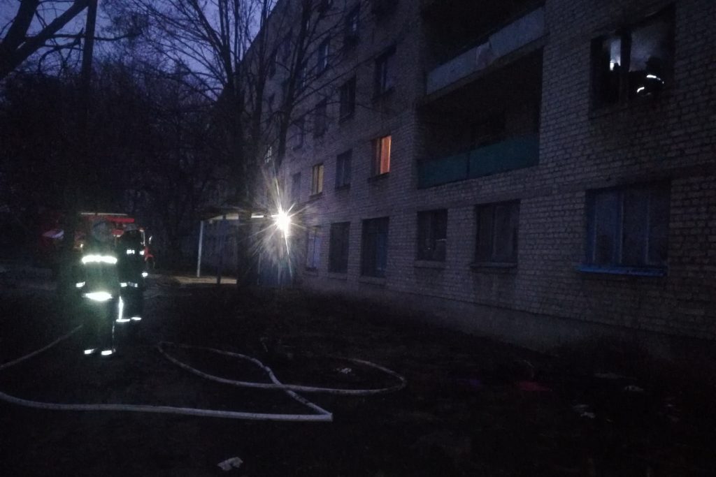 Во время пожара в многоэтажке спасатели эвакуировали детей