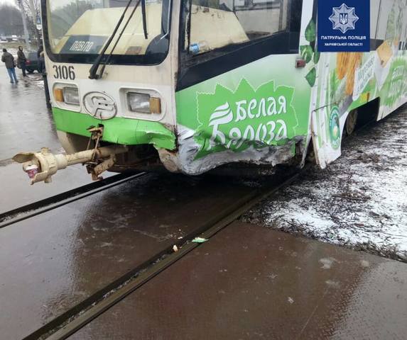 Автомобиль протаранил трамвай на Салтовке (фото)