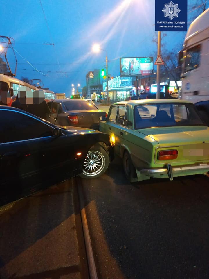 В столкновении трех авто на Полтавском шляхе пострадали два человека (фото)