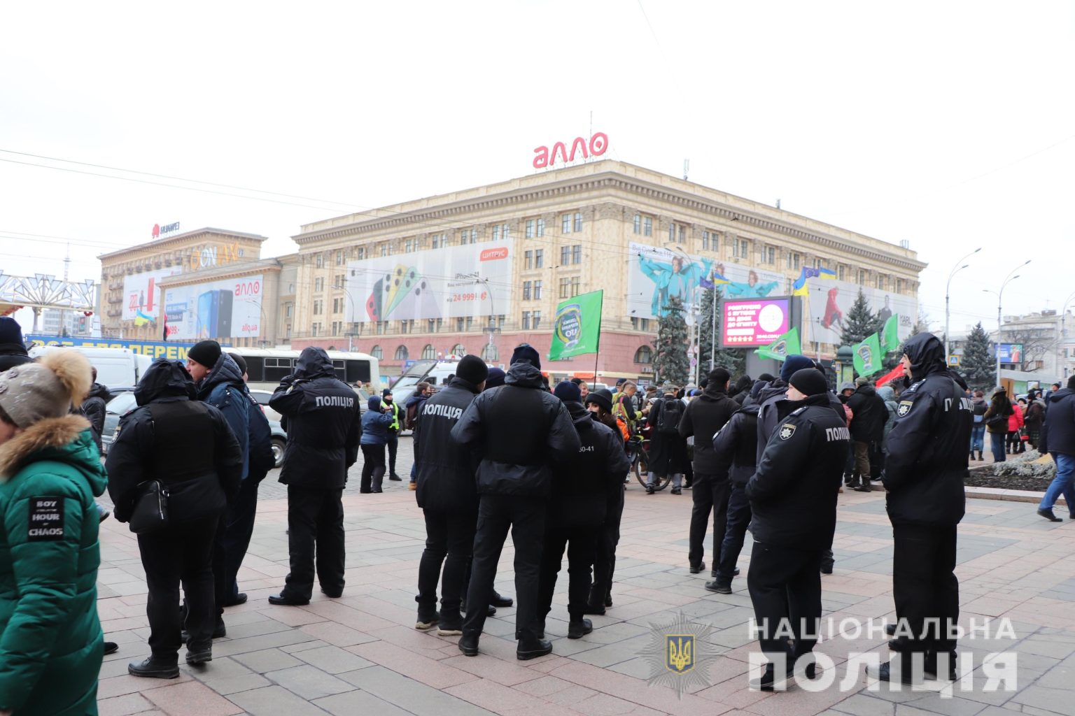 В потасовке возле ХОГА пострадали пикетчик и полицейский