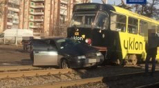 Полиция выясняет обстоятельства ДТП с участием трамвая и ВАЗ (фото)