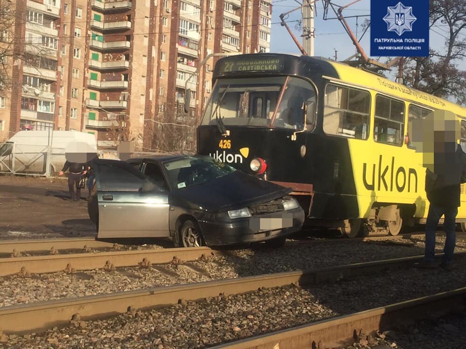 Полиция выясняет обстоятельства ДТП с участием трамвая и ВАЗ (фото)