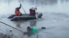 Спасатели вытащили рыбака, провалившегося под лед в Харькове (фото)