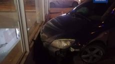 В выход из харьковского метро влетела иномарка – один пострадавший (фото)