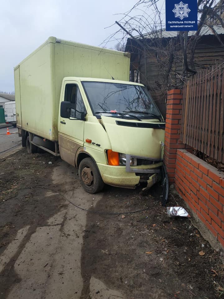 На ул. Большая Панасовская грузовик въехал в столб и в забор (фото)