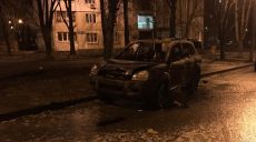 Около многоэтажки сгорел внедорожник (фото)