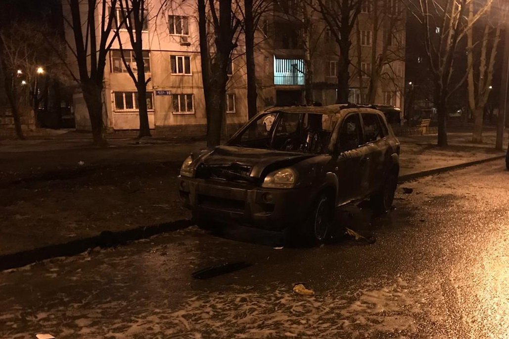 Около многоэтажки сгорел внедорожник (фото)