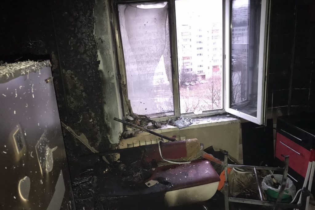Пожар из-за новогодней гирлянды. Подростка сняли с балкона шестого этажа (фото)