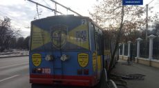 На Сумской троллейбус снес забор: полиция прокомментировала аварию (фото)