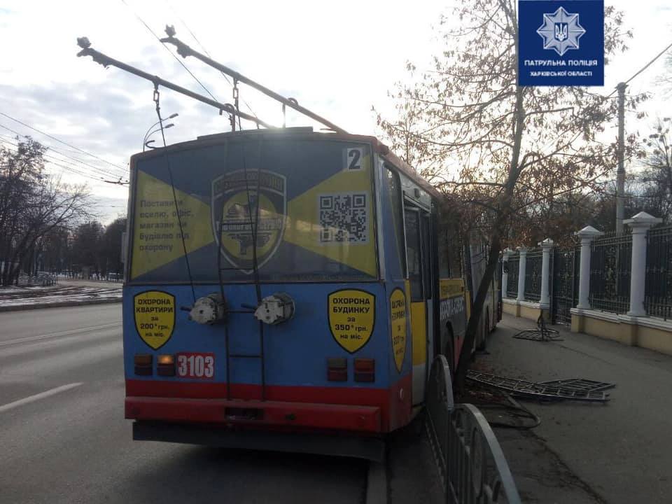 На Сумской троллейбус снес забор: полиция прокомментировала аварию (фото)